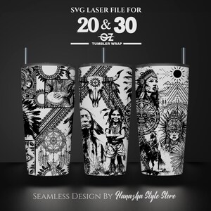 Pode incluir: Design gráfico em preto e branco com imagens de nativos americanos, incluindo um crânio, penas e um apanhador de sonhos. O design é sem costuras e pode ser usado para copos de 20 oz e 30 oz. Arquivo laser SVG para envoltório de copo.