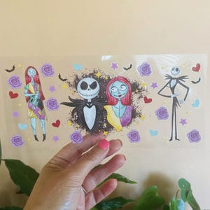 K&ouml;nnte beinhalten: Ein klarer Aufkleber mit Illustrationen von Jack Skellington und Sally aus The Nightmare Before Christmas. Der Aufkleber enth&auml;lt Bilder von Rosen, Herzen, Sternen und Flederm&auml;usen. Die Charaktere sind im Cartoon-Stil gehalten.
