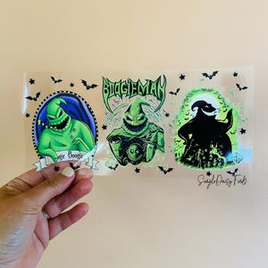 Pu&ograve; includere: Tre adesivi in ​​vinile trasparente con il personaggio Jack Skellington del film L'incubo prima di Natale. Gli adesivi sono verdi, neri e bianchi. Il testo "Boogieman" &egrave; presente su uno degli adesivi.