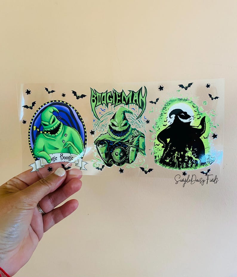 Pu&ograve; includere: Tre adesivi in ​​vinile trasparente con il personaggio Jack Skellington del film L'incubo prima di Natale. Gli adesivi sono verdi, neri e bianchi. Il testo "Boogieman" &egrave; presente su uno degli adesivi.
