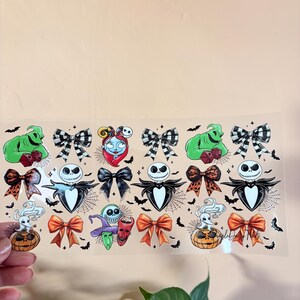 Op de afbeelding: Transparante sticker vellen met diverse Halloween-thema illustraties. Ontwerpen omvatten Jack Skellington, Sally, Oogie Boogie en andere personages uit The Nightmare Before Christmas. De stickers hebben verschillende strik ontwerpen, vleermuizen en spinnenwebben.