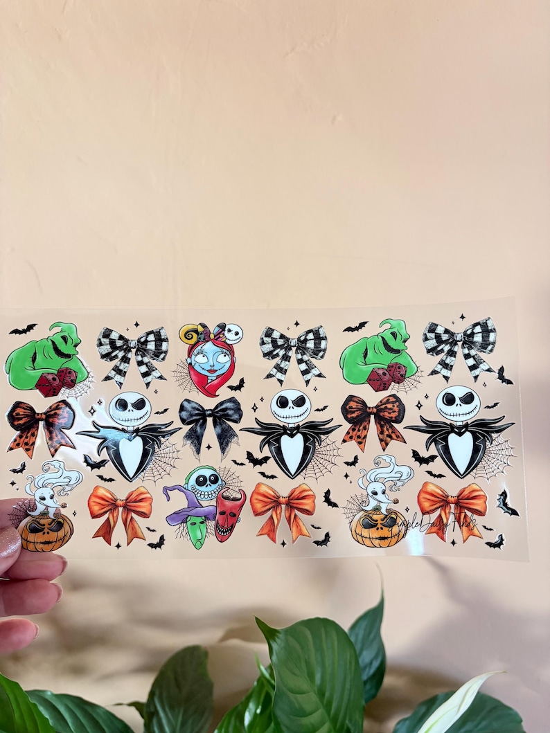 Op de afbeelding: Transparante sticker vellen met diverse Halloween-thema illustraties. Ontwerpen omvatten Jack Skellington, Sally, Oogie Boogie en andere personages uit The Nightmare Before Christmas. De stickers hebben verschillende strik ontwerpen, vleermuizen en spinnenwebben.
