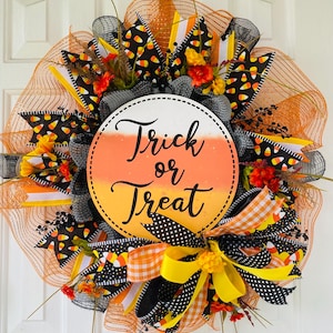 Ghirlanda di caramelle di Halloween "Dolcetto o scherzetto" - Ghirlanda autunnale in rete con nastri e fiori - Decorazione per porta d'ingresso di Halloween - 24 pollici