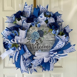 Corona de bienvenida con rosas azules: decoración floral para puertas de primavera y verano