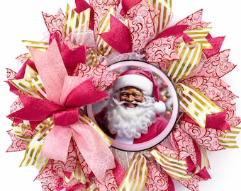 ピンクと黒のサンタクロースのクリスマスリース、豪華なホリデードアデコレーション、手作りのリボンアクセント