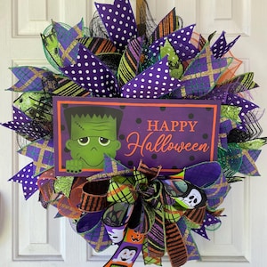 Corona de malla de Halloween de Frankenstein: decoración de puerta espeluznante y adorable con letrero de Feliz Halloween