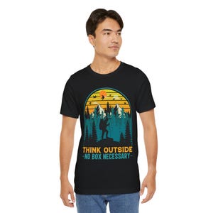 Maglietta unisex in jersey Adventure Lover, maglietta da trekking con grafica Mountain Silhouette, maglietta Nature, maglietta da esterno senza scatola, regalo per escursionisti,
