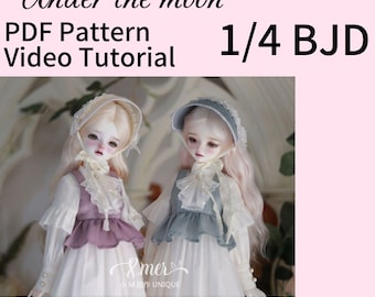 Pode incluir: Duas bonecas BJD de 1/4 usando vestidos brancos com detalhes em renda e chapéus. A boneca à esquerda está usando um corpete roxo e a boneca à direita está usando um corpete azul. As bonecas estão em pé em frente a um fundo verde frondoso.
