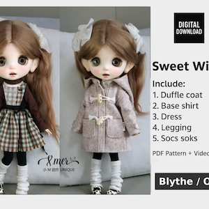 Könnte beinhalten: Zwei Puppen in Winteroutfits. Eine Puppe trägt ein braun-grünes kariertes Kleid mit braunem Oberteil, schwarzen Leggings und weißen Socken. Die andere Puppe trägt einen beigefarbenen Dufflecoat. Der Text lautet "Sweet Winter" und "Digital Download".
