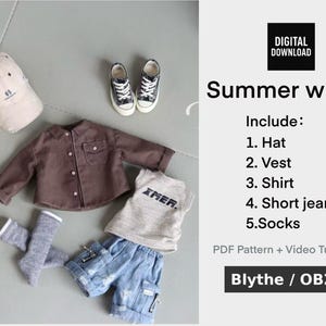Puede incluir: Un conjunto de ropa de muñeca en miniatura, que incluye una camisa marrón con botones, pantalones cortos vaqueros azul claro, un chaleco gris, una gorra de béisbol beige, calcetines grises y zapatillas pequeñas en blanco y negro. El conjunto está etiquetado como "Summer wind".