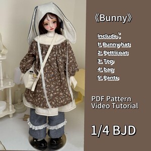 Puede incluir: Una muñeca vestida con un vestido marrón con estampado floral, pantalones vaqueros con ribete de encaje y un sombrero con orejas de conejo. La muñeca tiene una bolsa blanca con una correa. El texto en la imagen dice "Bunny", "Include: 1. Bunny hat 2. Petticoat 3. Top 4. bag 5. Pants" y "1/4 BJD".