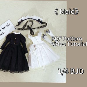 Könnte beinhalten: Ein Set Puppenkleidung für eine 1/4 BJD Puppe. Das Set beinhaltet ein schwarzes Kleid mit weißer Spitzenborte, ein weißes Kleid mit Spitzenborte und einem Schlüssellochausschnitt, einen weißen Spitzenkragen und weiße Socken mit schwarzen Schleifen. Das Bild enthält auch den Text "Maid", "PDF Pattern Video Tutorial" und "1/4 BJD".