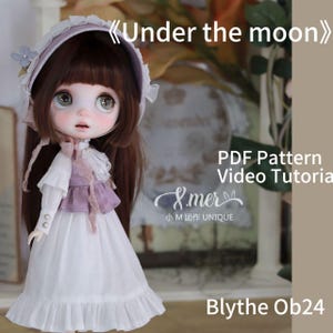 Könnte beinhalten: Eine Puppe trägt ein weißes Kleid mit einer lila Weste und einem weißen Häubchen. Die Puppe hat braunes Haar und blaue Augen. Das Bild enthält den Text "Under the moon", "PDF Pattern", "Video Tutorial", "&mer", "小M团作 UNIQUE", und "Blythe Ob24".