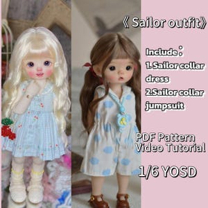 Op de afbeelding: Twee poppen in matrozenoutfits. Eén pop draagt een lichtblauwe geruite jurk, de andere een witte jumpsuit met blauwe wolkenpatronen. De afbeelding bevat tekst: "Sailor outfit" en "PDF Pattern Video Tutorial 1/6 YOSD."