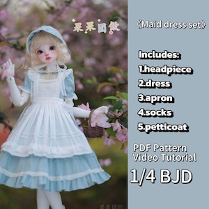 Könnte beinhalten: Eine Puppe in einem blau-weißen Dienstmädchen-Kleid-Set, einschließlich Kopfbedeckung, Kleid, Schürze, Socken und Petticoat. Das Bild enthält Text: "Maid dress set", "Includes: 1. headpiece 2. dress 3. apron 4. socks 5. petticoat", "PDF Pattern Video Tutorial" und "1/4 BJD".