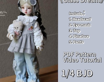 Pode incluir: Uma boneca BJD 1/4 vestida com um vestido com babados listrado, calças azul claro e um lenço na cabeça. A boneca está segurando um pequeno ursinho de pelúcia. A imagem inclui o texto "Glass Dream" e lista os itens incluídos: lenço, máscara para os olhos, top, vestido com babados e calças.