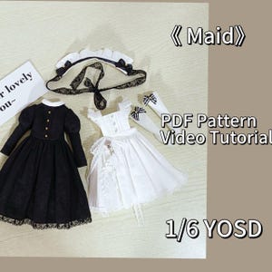 Könnte beinhalten: Ein Set Puppenkleidung für eine Puppe im Maßstab 1/6, bestehend aus einem schwarzen Kleid mit weißer Spitzenborte, einem weißen Kleid mit einem Schlüssellochausschnitt, einem weißen Spitzenkragen und weißen Socken mit schwarzen Schleifen. Der Text "Maid" und "PDF Pattern Video Tutorial" ist auf dem Bild zu sehen. Der Text "1/6 YOSD" ist ebenfalls auf dem Bild zu sehen.