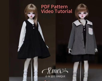 Pode incluir: Um conjunto de roupa para bonecas em escala 1/6 para uma boneca BJD ou SD. O conjunto inclui um vestido preto com colarinho branco e uma jaqueta cinza listrada com colarinho branco. O texto "Hazel Jacket dress set" está na parte superior da imagem. O texto "PDF Pattern Video Tutorial" está abaixo da imagem. O texto "Imer 小M团作 UNIQUE" está abaixo das bonecas. O texto "1/6 BJDYOSD" está na parte inferior da imagem.