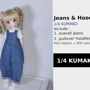 Peut inclure: Une poupée vêtue d'une salopette en jean bleu et d'un sweat à capuche blanc. La poupée a des couettes blondes et porte des baskets blanches. L'image comprend le texte "Jeans & Hoodies" et "1/4 KUMAKO".