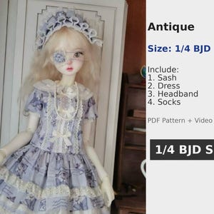 Könnte beinhalten: Eine Puppe in einem hellvioletten Kleid mit Schmetterlingsmuster, Spitzenbesatz und passendem Stirnband. Die Puppe trägt außerdem eine Perlenkette und eine dekorative Augenklappe. Der Text auf dem Bild lautet "Antique" und "1/4 BJD Size".