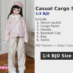Può includere: Una bambola con un completo cargo casual, composto da una giacca di jeans rosa, pantaloni cargo, una felpa con cappuccio, un berretto da baseball, una borsa e calzini. Il testo sull'immagine recita "Casual Cargo Set 1/4 BJD" ed elenca gli articoli inclusi.