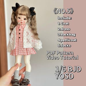 Könnte beinhalten: Eine Puppe in einem rosa Vichy-Kleid, einer weißen Spitzenstrickjacke und grauen Socken. Die Puppe hat blondes Haar mit schwarzen Schleifen. Der Text auf dem Bild lautet "NO.5" und listet die enthaltenen Artikel auf. Enthält auch "PDF Pattern Video Tutorial" und "1/6 BJD YOSD".