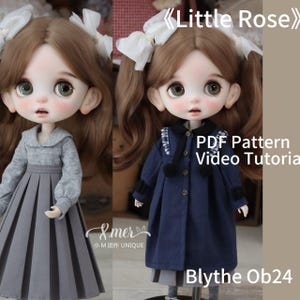 Könnte beinhalten: Zwei Blythe-Puppen, die verschiedene Outfits tragen. Die Puppe links trägt ein graues Kleid mit einem Faltenrock. Die Puppe rechts trägt ein blaues Kleid mit einem weißen Kragen und einer schwarzen Schleife. Der Text "Little Rose" steht über den Puppen. Der Text "PDF Pattern Video Tutorial" steht unter den Puppen. Der Text "Blythe Ob24" steht unter den Puppen.