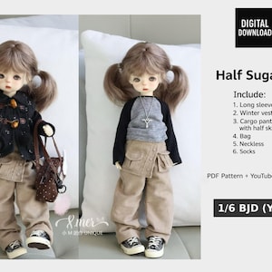 Puede incluir: Dos muñecas vestidas con ropa en miniatura. Una muñeca lleva una chaqueta negra con cierres de madera, pantalones cargo color beige y un bolso pequeño. La otra muñeca lleva una camisa de manga larga gris y negra, pantalones cargo color beige y un collar. El texto "Half Sugar" está incluido.