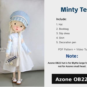 Può includere: Una bambola con un cappello azzurro a quadretti, un vestito bianco e una piccola borsa. La bambola ha i capelli biondi e indossa scarpe bianche. L'immagine include il testo "Minty Tea" e un elenco di articoli inclusi.