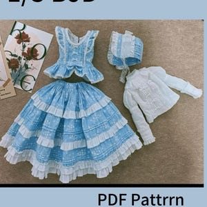 Könnte beinhalten: Ein blaues und weißes Kleid mit einer weißen Spitzenborte und einem passenden Hut. Das Kleid hat einen Faltenrock und ein Mieder mit einer Schleife. Der Hut ist ein Häubchen mit einer Spitzenborte. Das Bild enthält den Text "1/3 BJD" und "PDF Pattrrn Video Tutorial".