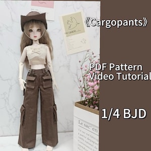 Op de afbeelding: Een bruine pop met een bruine cowboyhoed en een bruine cargopants. De pop draagt een wit tanktop met een bruine riem. De afbeelding bevat de tekst "Cargopants", "PDF Pattern Video Tutorial" en "1/4 BJD".