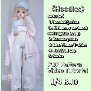 Op de afbeelding: Een pop draagt een lichtblauwe baseballpet, een witte crop top en een lichtroze hoodie en broek. De afbeelding bevat de tekst "Hoodies" en geeft de items weer: een jas met capuchon, bananenbroek, een korte binnen-T-shirt, een baseballpet en sokken.