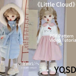 Puede incluir: Dos muñecas con atuendos diferentes. La muñeca de la izquierda lleva una chaqueta acolchada azul con capucha blanca y una bolsa blanca. La muñeca de la derecha lleva una camisa blanca de manga larga con un vestido rosa y un diseño de Hello Kitty. Ambas muñecas tienen el pelo rubio y llevan zapatos blancos. El texto "Little Cloud" está en la parte superior de la imagen. El texto "PDF Pattern Video Tutorial" está en la esquina inferior derecha de la imagen. El texto "YOSD" está en la esquina inferior derecha de la imagen.