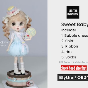 Könnte beinhalten: Eine Puppe mit blondem Haar trägt ein hellblaues Ballonkleid, ein weißes Hemd, weiße Socken und einen Hut mit Schleife. Die Puppe hält einen Lutscher. Text: Digital Download, Sweet Baby, Include: 1. Bubble dress, 2. Shirt, 3. Ribbon, 4. Hat, 5. Socks, PDF Pattern + Video Tutorial, check head size first, Blythe / OB24.