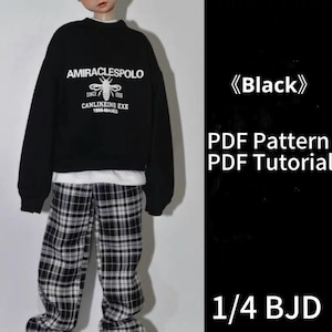 以下が含まれることがあります： 白黒のチェック柄のパンツと、白い蜂のロゴと「AMIRACLESPOLO SINCE 1996 CANLIKEING EXE 1990-MANES」の文字が入った黒いスウェットシャツ。背景には「《Black》 PDF Pattern PDF Tutorial 1/4 BJD」の文字があります。