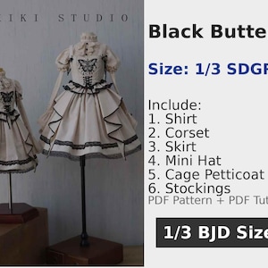 Puede incluir: Se muestran dos conjuntos de muñecas, etiquetados como "Black Butterfly". Los conjuntos incluyen una camisa, un corsé, una falda, un mini sombrero, una enagua de jaula y medias. Los conjuntos son de color crema con detalles en negro y mariposas. El texto "AKIKI STUDIO" está en la parte superior.