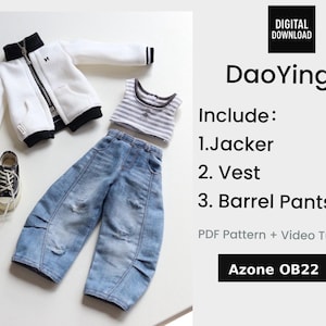 Può includere: Una giacca bianca con cerniera e bordi neri, un gilet a righe grigie e bianche e pantaloni in denim blu. L'immagine include il testo: DIGITAL DOWNLOAD, DaoYing, Include: 1.Jacker, 2. Vest, 3. Barrel Pants, PDF Pattern + Video Tutorial, Azone OB22.