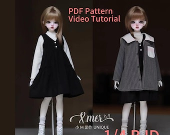 Pode incluir: Uma boneca vestindo um vestido preto com gola branca e uma jaqueta cinza listrada. A boneca está em pé em um suporte branco. O texto "Hazel Jacket dress set" está no topo da imagem. O texto "PDF Pattern Video Tutorial" está abaixo da cabeça da boneca. O texto "&mer 小M团作 UNIQUE 1/4 BJD" está na parte inferior da imagem.