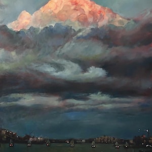 Può includere: Un dipinto che raffigura una cima di montagna con un bagliore rosa e arancione, parzialmente oscurata da nuvole scure. La montagna si riflette nell'acqua sottostante, dove è visibile una fila di barche con luci rosse.