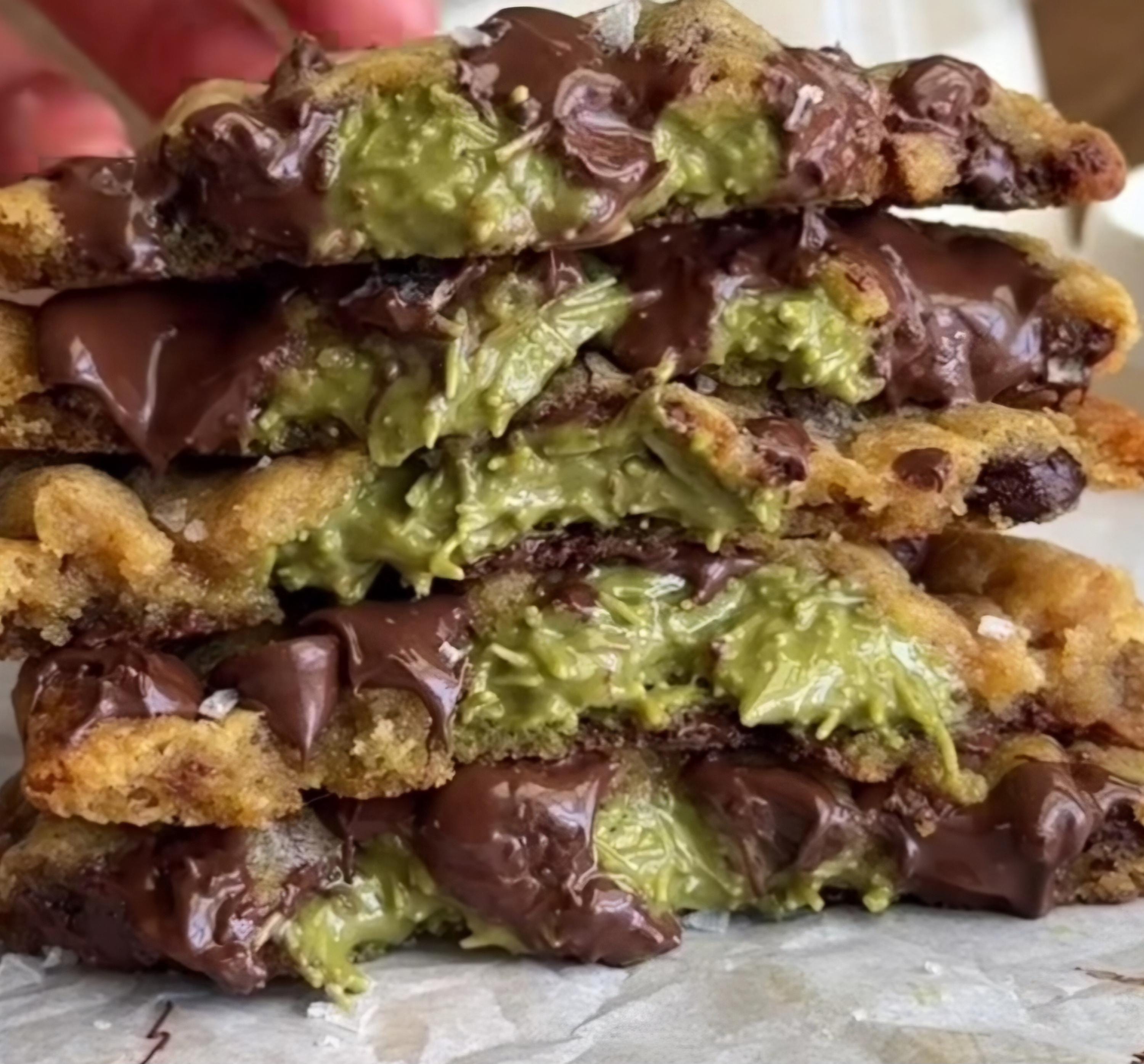 Combo box Large 4oz gourmet Dubai Pistachio and kataifi chocolate chip cookies and delicious biscoff and kataifi chocolate chip cookies.