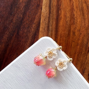 Gehaakte oorbellen-aardbei en bloem-kant oorbellen-schattige sieraden-bloemen-fruit