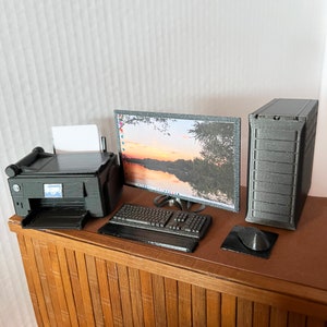 Puppenhaus Computer + Monitor, Tastatur, Maus & Mousepad, PC im Maßstab 1:6
