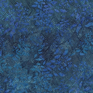 Puede incluir: Tela azul y gris con un patrón repetitivo de hojas y un diseño de chevron.