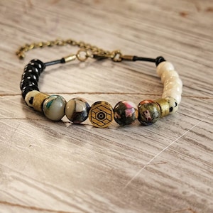 Die Farben zwischen (Autisten und Verbündete): Flussstein, Onyx, Dalmatiner Jaspis, gemischte Impressionen und Mykonos Perlenarmband
