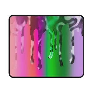 Puede incluir: Una alfombrilla de ratón rectangular con un diseño abstracto y colorido. El diseño presenta un fondo degradado de rosa, naranja, verde y morado, con formas de pintura goteando en varios colores y patrones.
