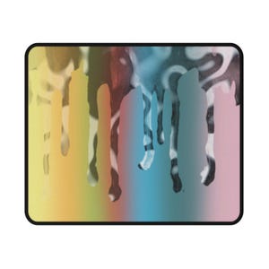 Puede incluir: Una alfombrilla de ratón rectangular con un diseño abstracto y colorido. El diseño presenta un degradado de colores, incluyendo amarillo, naranja, marrón, azul y rosa, con patrones de goteo de pintura en blanco y negro. La alfombrilla tiene un borde negro.