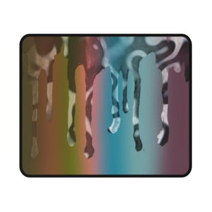 Puede incluir: Una alfombrilla de ratón rectangular con un diseño abstracto. El diseño presenta un fondo degradado de tonos rojos, azules y verdes, con gotas blancas y negras en cascada. La alfombrilla tiene un borde negro.
