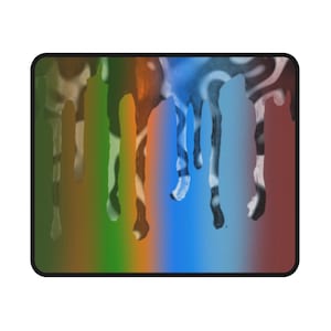 Puede incluir: Alfombrilla de ratón rectangular con un diseño abstracto colorido. El diseño presenta gotas verticales de color en tonos verdes, naranjas, azules y rojos, con acentos blancos. La alfombrilla tiene un borde negro.