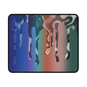 Puede incluir: Alfombrilla de ratón rectangular con un diseño abstracto colorido. El diseño presenta un fondo degradado de azul, naranja y verde con efectos de pintura goteando en blanco, negro y marrón. La alfombrilla tiene un borde negro.