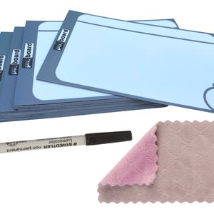 Può includere: Un set di lavagne a secco blu con la scritta "pmx board" stampata sul lato. Le lavagne sono vuote e vengono fornite con un pennarello nero e un panno di pulizia rosa.